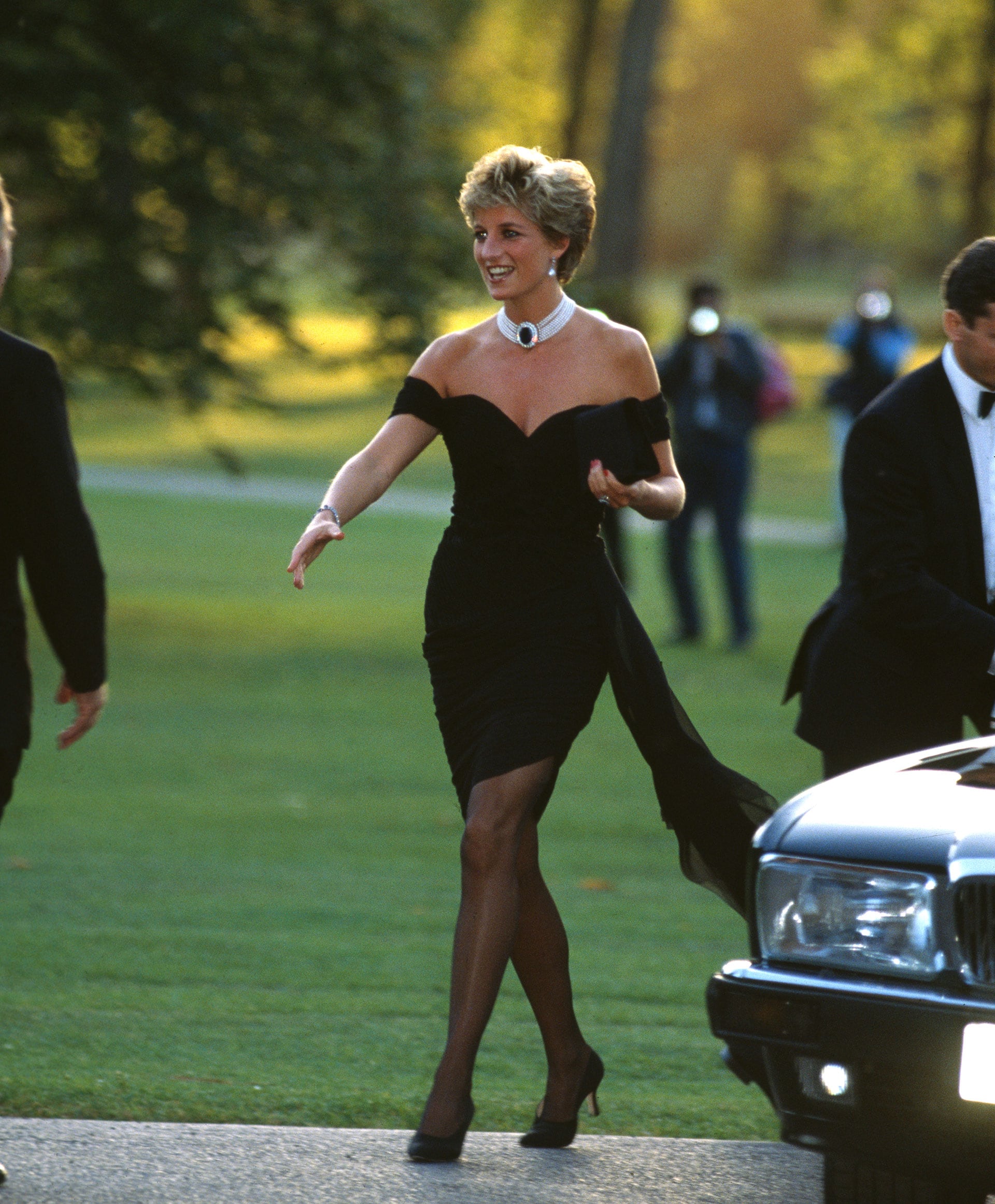 La princesa Diana de Gales (1961-1997), luciendo un vestido negro de Christina Stambolian, asiste a una fiesta de Vanity Fair en la Serpentine Gallery de Londres, Inglaterra, el 20 de noviembre de 1994. (Foto del Archivo de la Princesa Diana)