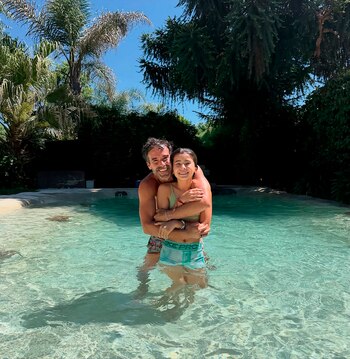 Padre e hija abrazados y