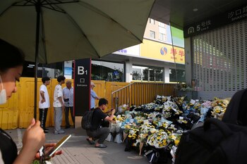 Ofrendas florales en la entrada