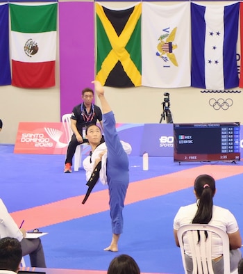 Cecilia Lee Kim, representante de Nuevo León, obtiuvo la medalla de plata en la modalidad individual femenil con 8.390 puntos. (Federación Mexicana de Taekwondo)