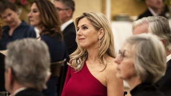 El truco de estilo de la reina Máxima para reinventar su vestido de gala rubí