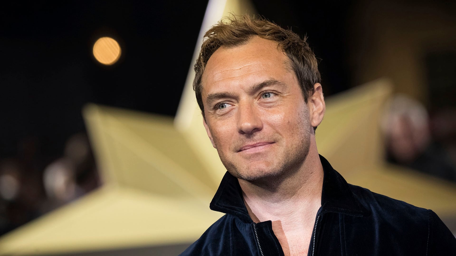 Jude Law redefine los límites del cuerpo humano, logrando una transformación física notable que subraya el impacto del entrenamiento y la perseverancia (AP)