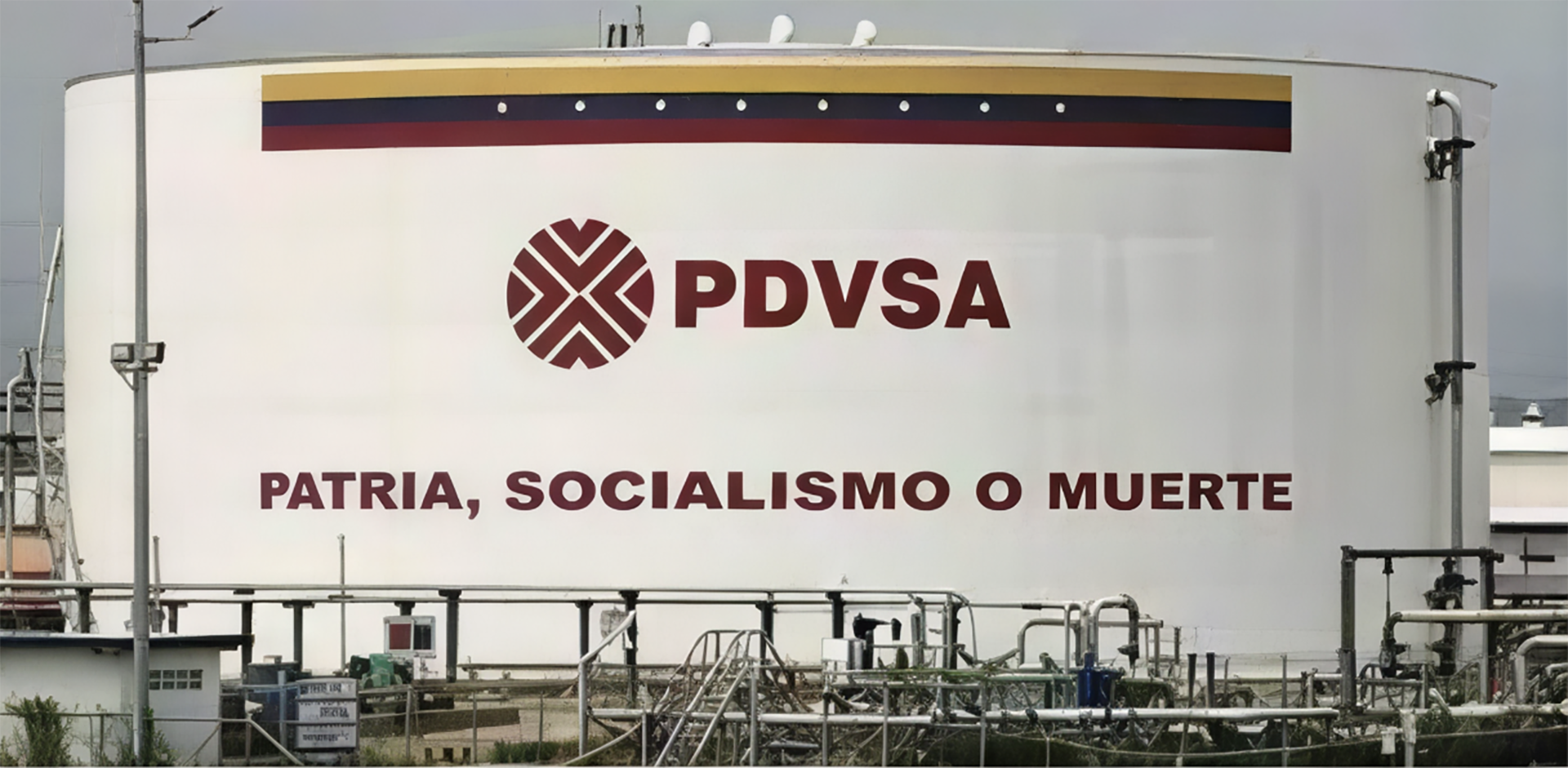 Un tanque de almacenamiento de PDVSA exhibe su logotipo junto al lema “Patria, Socialismo o Muerte”