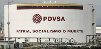 Primer plano de un gran tanque blanco de almacenamiento de PDVSA con franjas de la bandera venezolana y el texto 'Patria, Socialismo o Muerte'