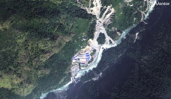 En minutos, el paisaje de montañas y rutas de peregrinaje se transformó en un corredor de lodo y escombros (Credit: Satellite image ©2026 Vantor via AP)