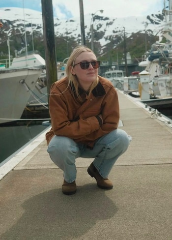 La actriz sostiene una estética relajada que evita excesos y prioriza combinaciones atemporales (Instagram: Dakota Fanning)