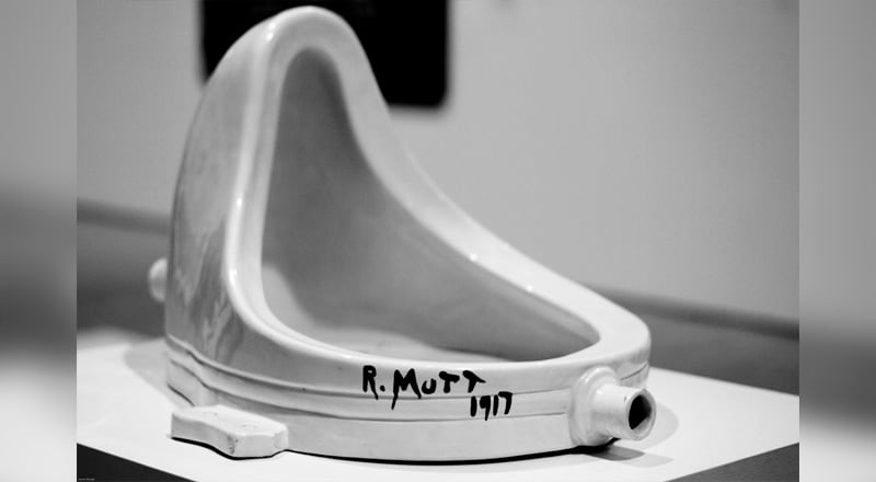 Esta fotografía de Alfred Stieglitz de 1917 muestra la obra Fuente, tomada poco después de que la escultura fuera rechazada en la exposición de Artistas Independientes. Se exhibe frente a un cuadro de Marsden Hartley, al igual que otros dos que formaban parte de la exposición