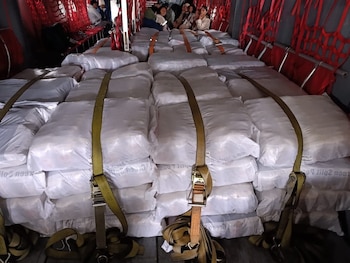 La ayuda humanitaria llegó en un avión militar peruano, en respuesta a una solicitud presentada por el Gobierno boliviano, según informó el Ministerio de Relaciones Exteriores