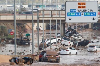 Autos dañados a lo largo de una autopista afectada por inundaciones, en las afueras de Valencia, España