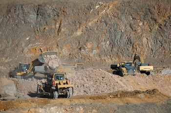 Cargadoras de ruedas llenan camiones
