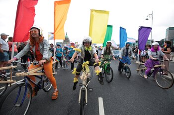 La gente monta en bicicleta