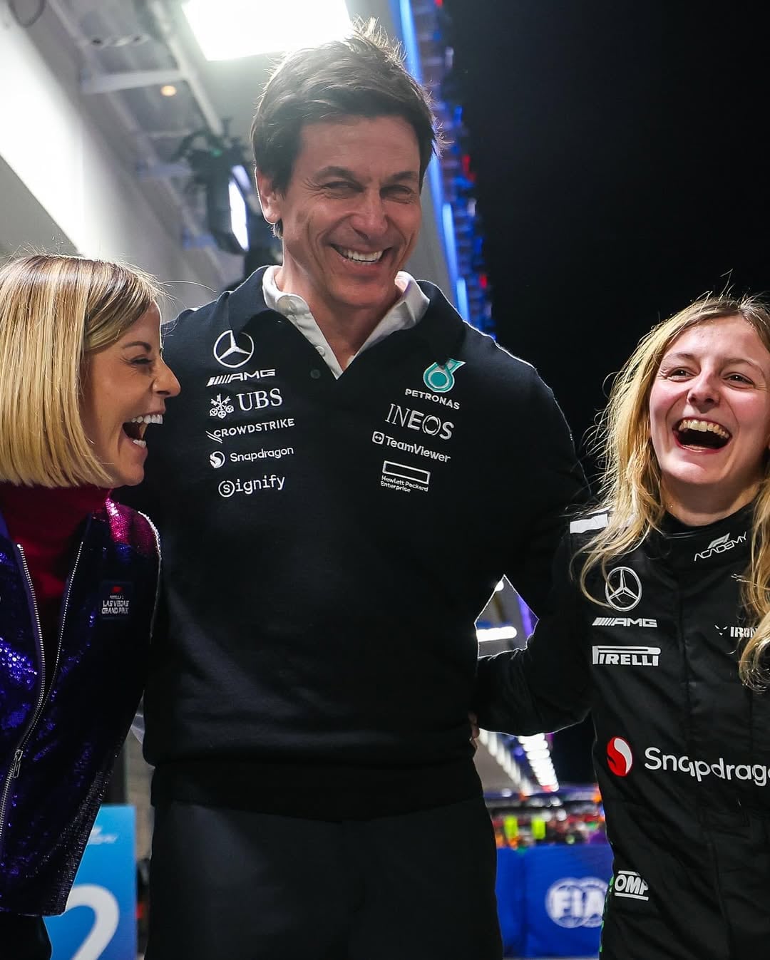 A pura sonrisa con Susy y Toto Wolff, el jefe del equipo Mercedes (@dorianepin)