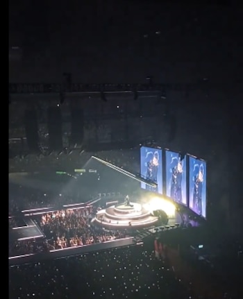 Madonna aperturando el concierto en