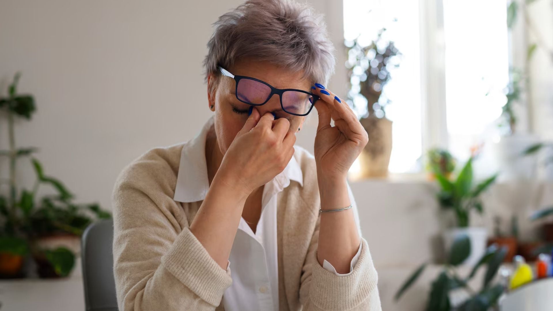 Dolores de cabeza y fatiga visual tras usar computadoras o leer sugieren necesidad de lentes varifocales (Crédito: Freepik)