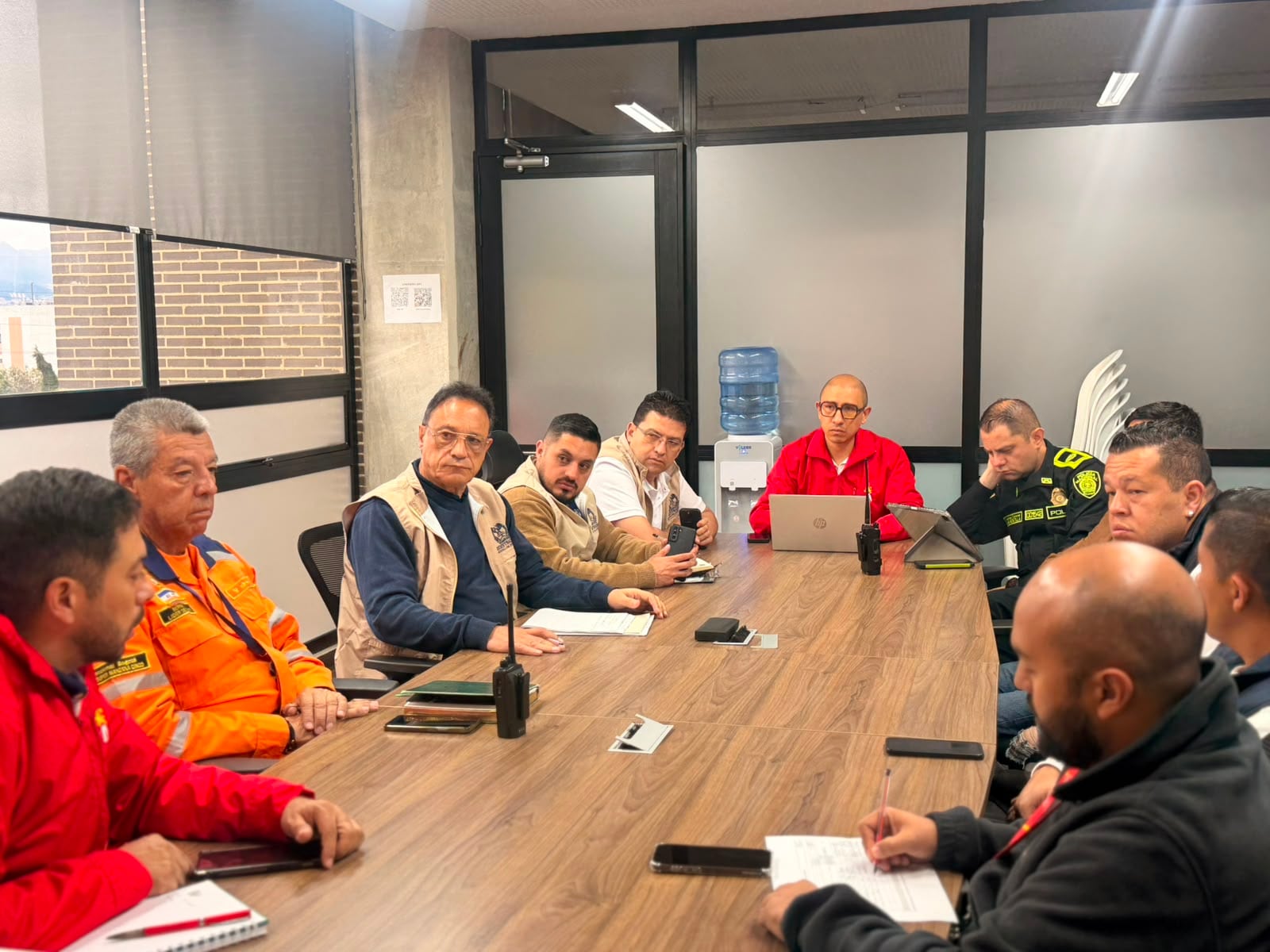Puesto de Mando Unificado (PMU) instalado en Bogotá, desde donde las autoridades hacen seguimiento al desarrollo de la jornada electoral y coordinan el monitoreo en tiempo real junto a las entidades distritales y nacionales - crédito Alcaldía de Bogotá