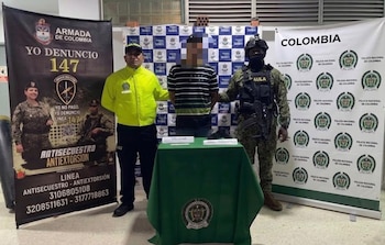 Las autoridades incautaron una pistola traumática y un teléfono celular durante la detención del presunto integrante de Los Costeños - crédito prensa Armada de Colombia