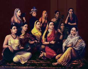 Pintura de un grupo de nueve mujeres de India sentadas en un tapete oscuro, vestidas con saris coloridos y joyas, tocando varios instrumentos de cuerda