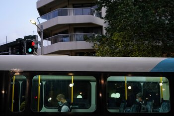 Pasajeros con mascarillas protectoras viajan