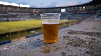Venta de alcohol durante los partidos de la liga salvadoreña regresa tras prohibición