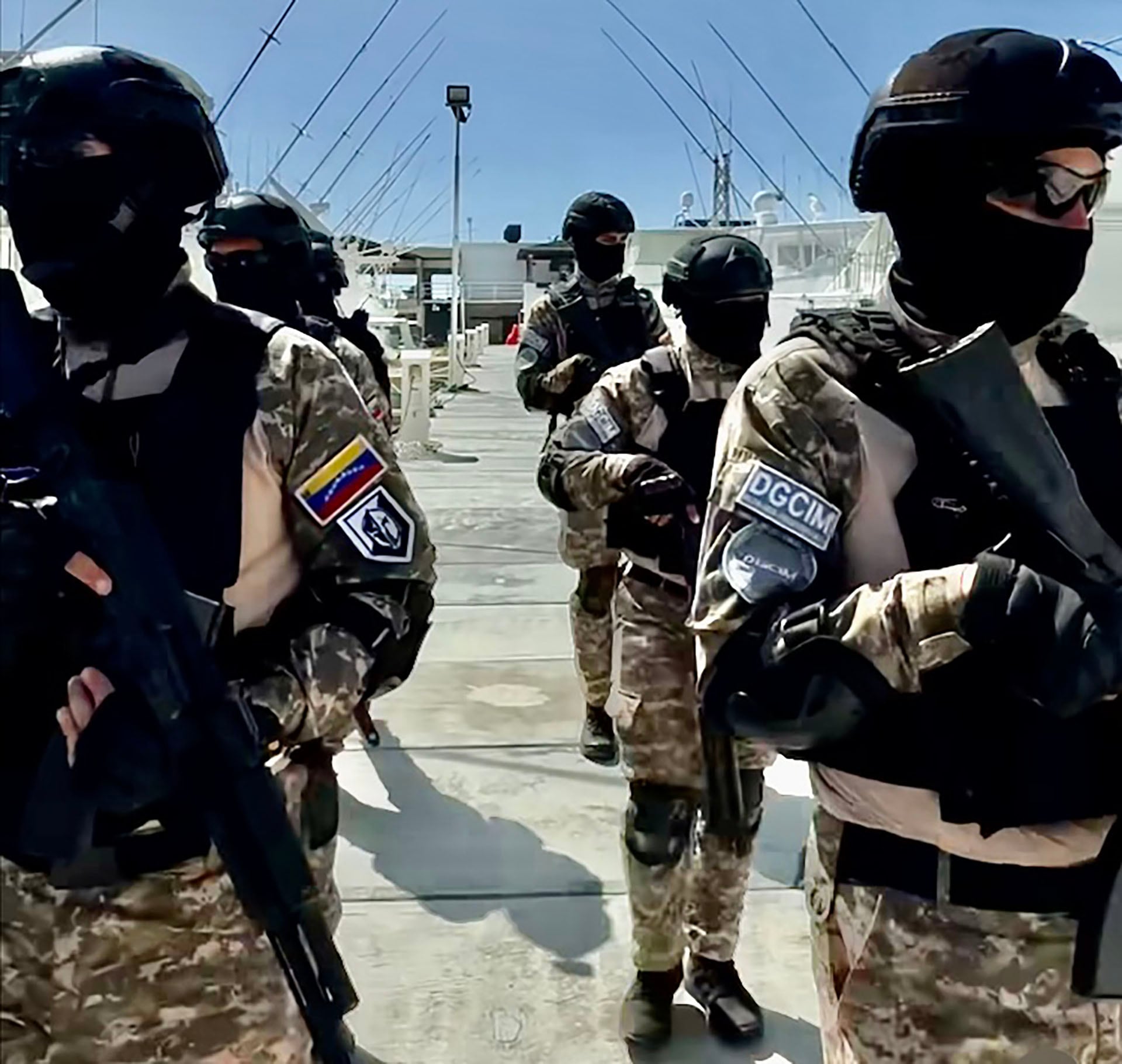 Funcionarios de la DGCIM armados y encapuchados durante una operación de Inteligencia