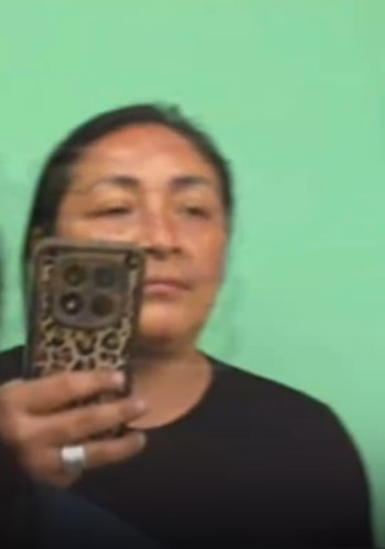 Naldy Saldaña llega a la Policía para declarar y mujer la confronta: “Di la verdad, te gustó”. Captura: Magaly TV La Firme.