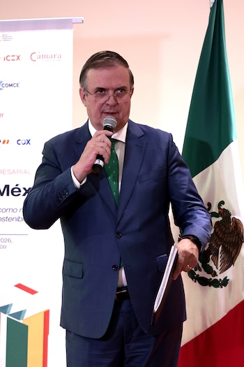 O secretário de Economia do México, Marcelo Ebrad, discursou na reunião de negócios 'Tecnologia e Concorrência como Motores de Mudança Sustentável' nesta terça-feira, na Cidade do México (México). EFE/ José Méndez