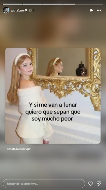 Captura de pantalla de una historia de Instagram con una mujer frente a un espejo dorado y un texto superpuesto en español
