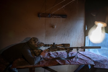 ARCHIVO: Un francotirador del ejército ucraniano revisa su rifle en una base temporal cerca de una línea del frente, en medio del ataque ruso a Ucrania, en la región de Donetsk, Ucrania, el 23 de diciembre de 2023 (Reuters)