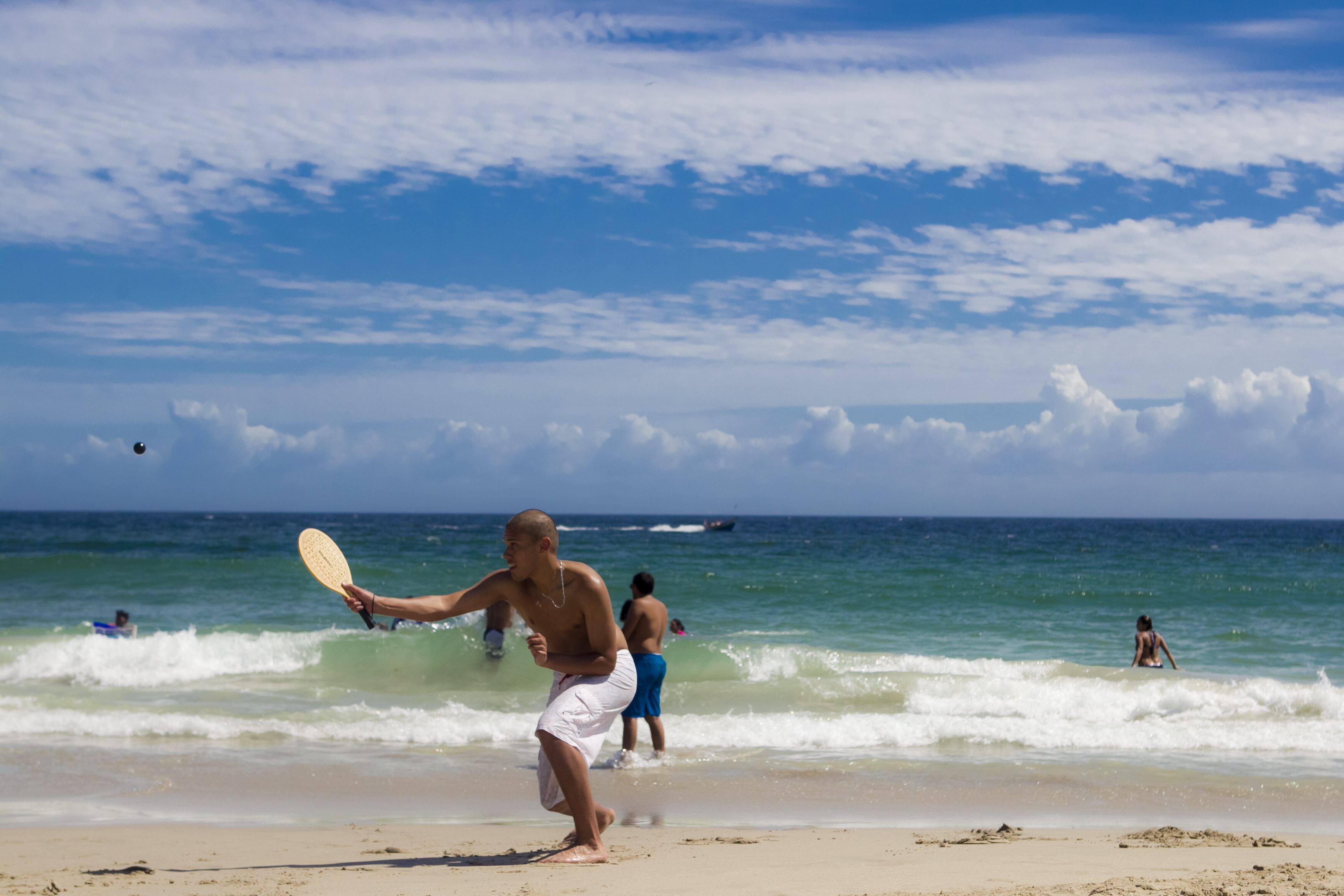 Fotografía de archivo en la que se registró a un grupo de turistas al disfrutar de la Playa Juventud, en isla Margarita (Nueva Esparta, Venezuela). EFE/Miguel Gutiérrez