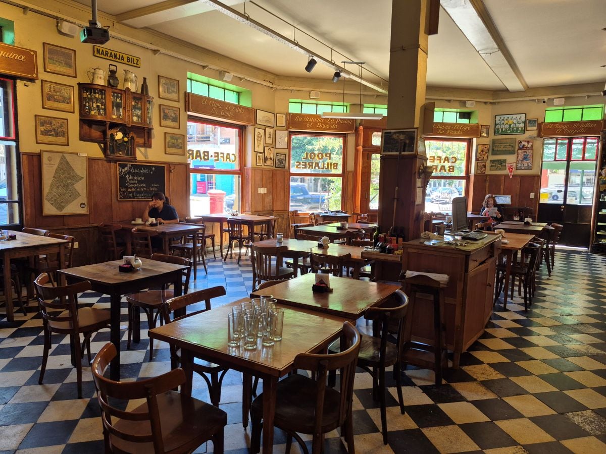 El café conserva su damero, boiserie, mesas de madera y sillas thonet con los que pronto celebrará su centenario