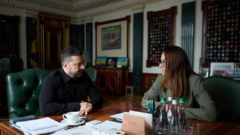 La primera ministra de Ucrania deja el cargo como parte de una nueva "estrategia política" de Zelenski