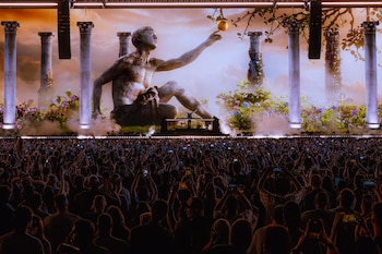 El espectáculo ÆDEN tuvo su estreno mundial en el Festival de Coachella en 2026 tras una presentación previa en las pirámides de Giza. La puesta en escena proyecta esculturas digitales y gráficos en tiempo real con referencias a la mitología grecorromana y la ciencia ficción - crédito Breakfast Live
