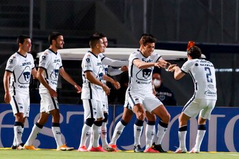 Jugadores de Pumas celebran una