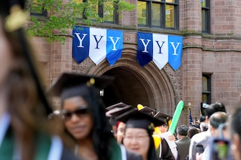 El informe de Yale advierte sobre la crisis de confianza que afecta a las universidades estadounidenses por falta de transparencia y altos costos universitarios (REUTERS/Bryan Woolston)