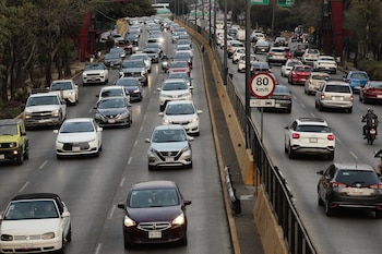 Fotografía de vehículos transitando en una avenida en Ciudad de México (México). EFE/José Méndez