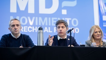 Kicillof reunió a intendentes propios y dijo estar dispuesto a competir internamente contra el kirchnerismo