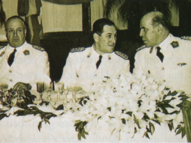 Perón en 1944, cuando era secretario de Trabajo y Previsión del Grupo de Oficiales Unidos (GOU) junto al entonces presidente de facto Edelmiro Farrell (a la izquierda)