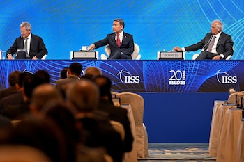 John Chipman, director General y jefe ejecutivo del IISS, el Ministro de Defensa de Corea del Sur, Lee Jong-sup, y Josep Borrell Fontelles, Alto Representante de la Unión Europea para Asuntos Exteriores y Política de Seguridad y Vicepresidente de la Comisión Europea asisten a una sesión plenaria del 20º Diálogo Shangri-La del IISS en Singapur el 3 de junio de 2023. REUTERS/Caroline Chia