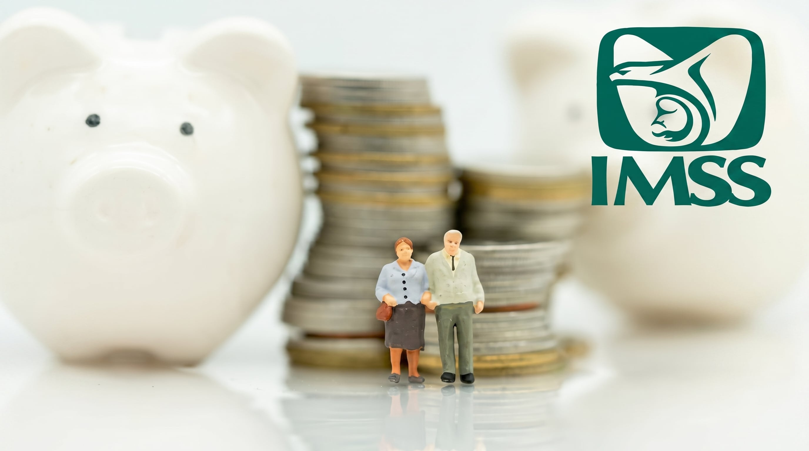 Adultos mayores pueden recibir simultáneamente la pensión del IMSS y la Pensión Bienestar, ya que se trata de prestaciones independientes y compatibles