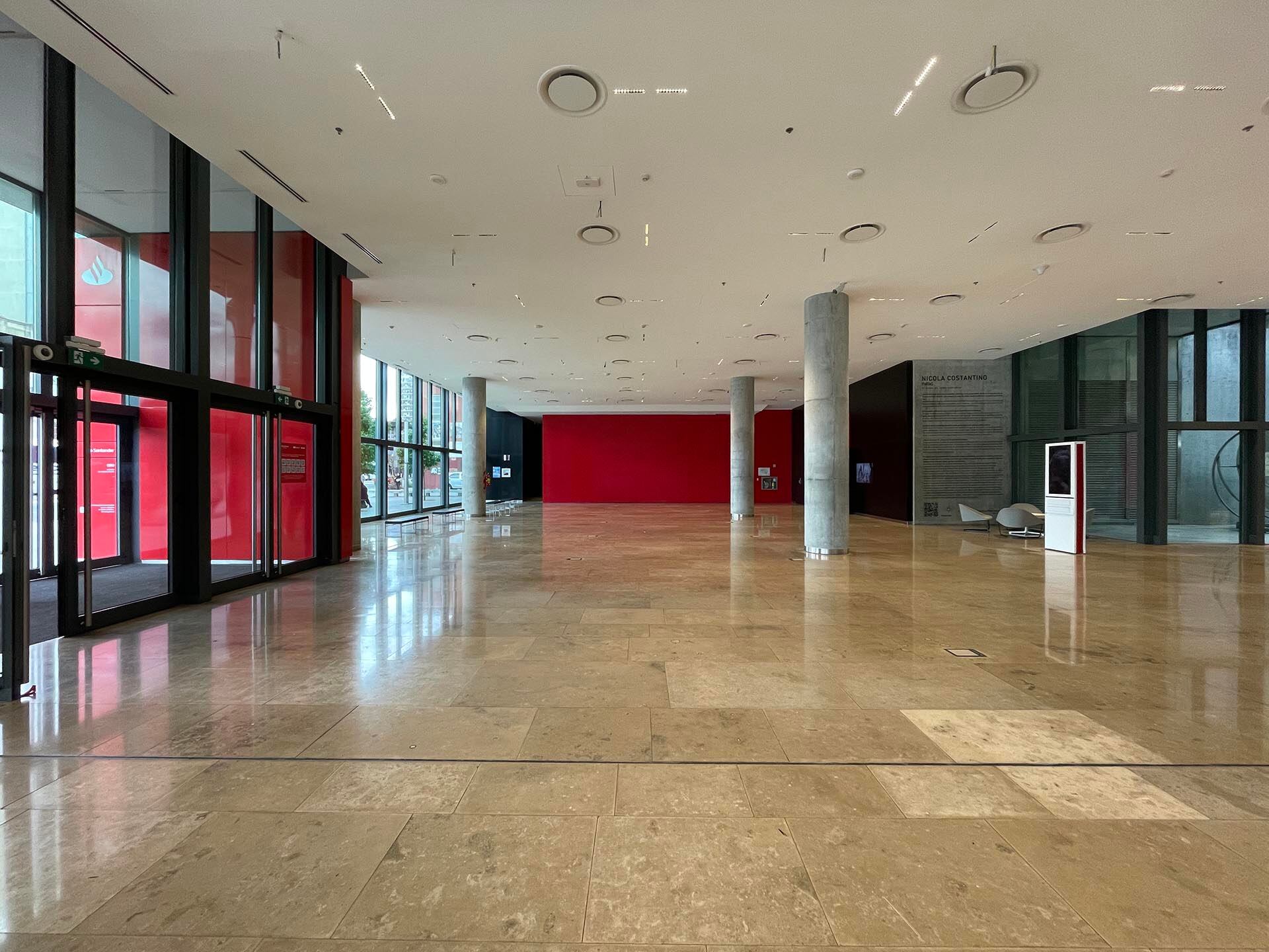 Sala principal expositiva de la Fundación Santander