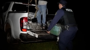 Una camioneta carga bultos de droga que fueron arrojados por una avioneta en Uruguay (Ministerio del Interior)