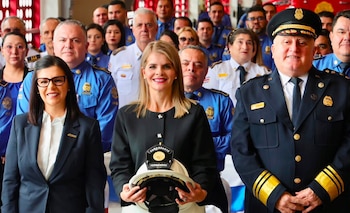 Como símbolo del reconocimiento, la mandataria recibió un casco de bombero que representa liderazgo y compromiso con la protección de la ciudadanía. Crédito: Cuerpo de Bomberos Costa Rica