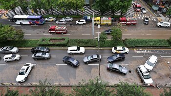 Los autos quedaros esparcidos luego