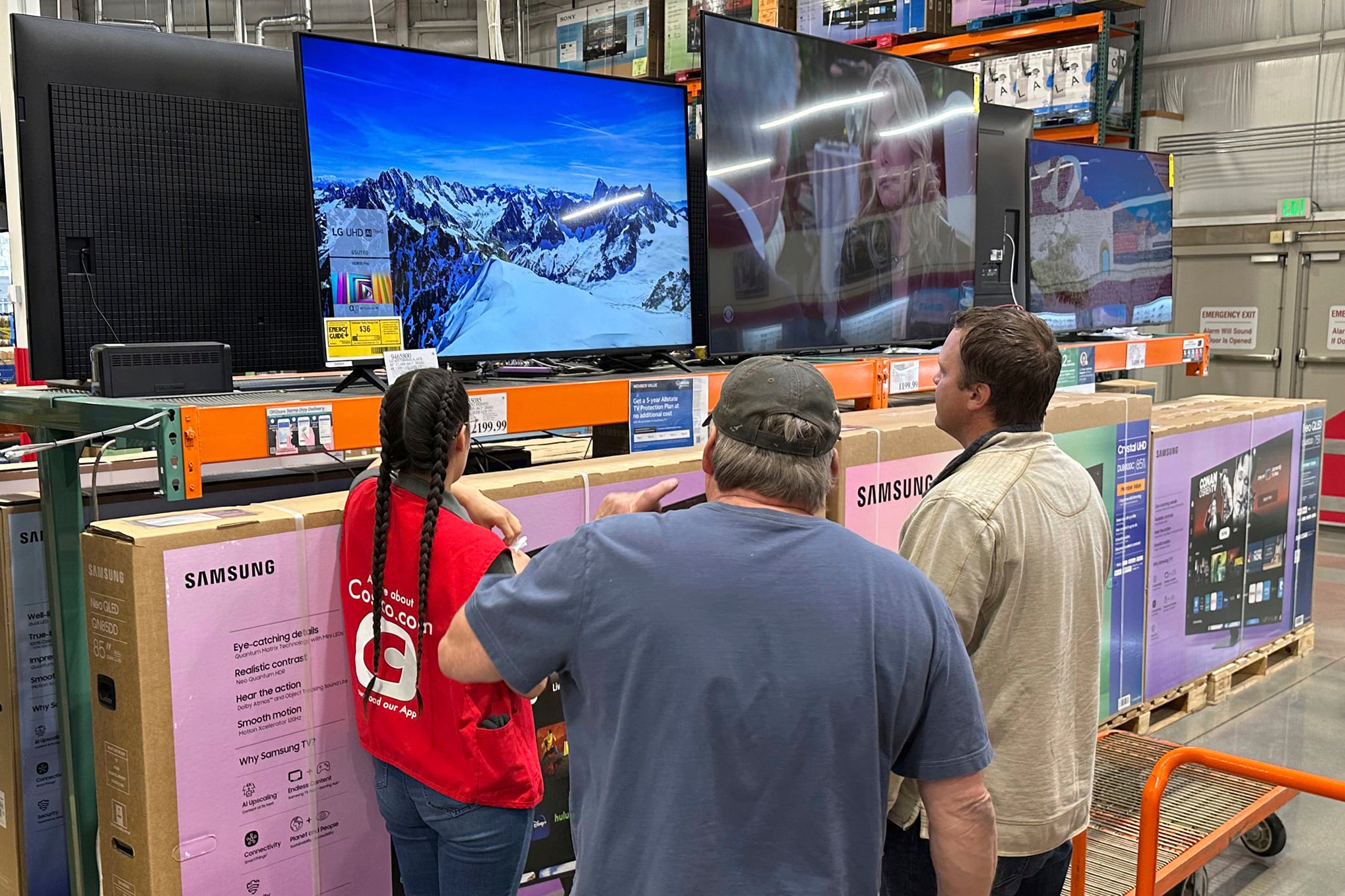 Los precios de televisores importados de gama media, Mini-LED y Qled muestran reducciones que llegan a más de $550.000 respecto al Mundial anterior - crédito David Zalubowski/AP