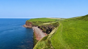 Cómo es el sendero de 4.000 kilómetros que recorre la costa de Inglaterra y es el más largo del mundo