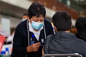 Una enfermera coloca dosis a