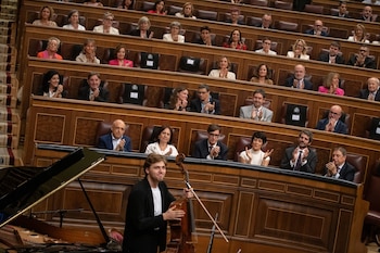 21/09/2026 El violonchelista Ettore Pagano durante la celebración del Día Internacional de la Paz con un homenaje a Pau Casals, en el Congreso de los Diputados, a 21 de septiembre de 2026, en Madrid (España). El Congreso de los Diputados celebra por primera vez el Día Internacional de la Paz con un concierto homenaje al violonchelista Pau Casals con motivo del 150.º aniversario de su nacimiento. El músico catalán puso siempre su talento musical al servicio de la defensa de la paz, la libertad, la democracia y los derechos humanos.
CULTURA
Fernando Sánchez - Europa Press