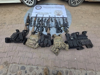 Los operativos en Mazatlán derivaron en la captura de presuntos integrantes de células vinculadas con Los Chapitos y La Mayiza, además del aseguramiento de armas, drogas y explosivos. (Crédito: X | @OHarfuch)