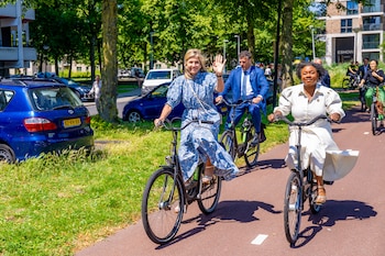Máxima de Holanda se consolida como la reina más cercana al montar en bicicleta con tacones (Grosby)