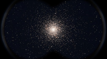 Fotografía de un cielo nocturno oscuro con un cúmulo estelar denso y brillante, enmarcado por la vista circular de unos binoculares.
